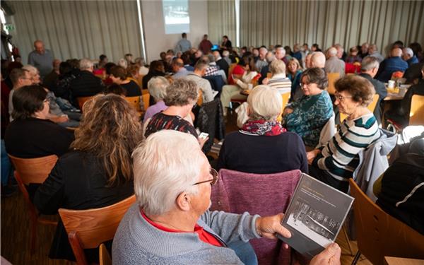 Groß war das Interesse an der Buchvorstellung: 200 Zuhörer kamen in den Bürgersaal. GB-Foto: Schmidt