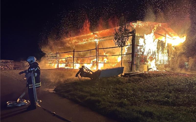 Großbrand in Entringen mit 500000 Euro Schaden: Feuerwehr löscht fast sieben Stunden lang