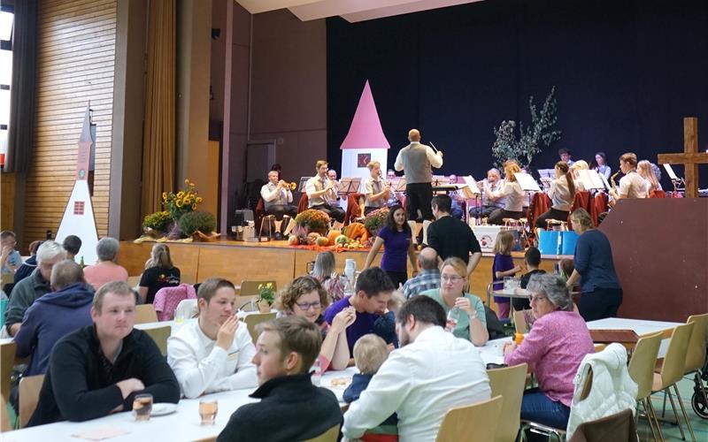 Gut unterhalten werden die Besucher des Schlachtfests.GB-Foto: Straub