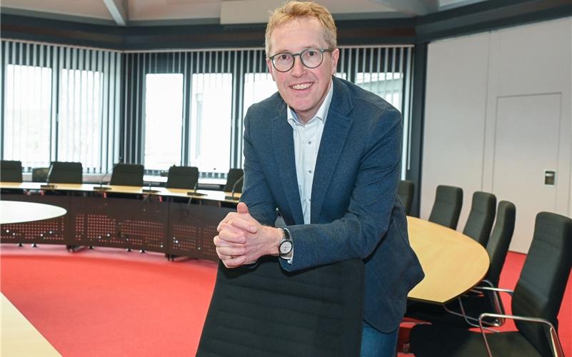 Hans Michael Burkhardt bleibt im Rathaus Jettingen. [Tbs: hk] GB-Foto: Schmidt