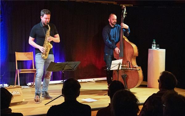 Harmonieren als Duo perfekt: Joachim Staudt am Saxofon und Axel Kühn am Kontrabass. GB-Foto: Vecsey