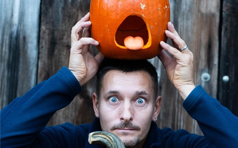 Hat ein kreatives Händchen: Werner Schramm mit seinen drei gestalteten Kürbissen für Halloween dieses Jahr. GB-Foto: Schmidt