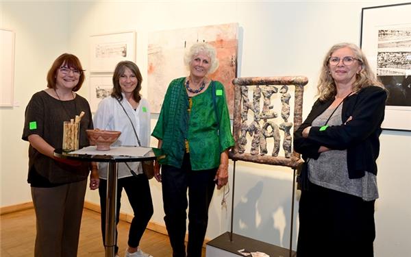 Heimat und Zeit sind Begriffe, denen sich eine Ausstellung mit Werken von Bettina Baur, Sissi Katefidis, Angela Eichhorn und Regina Brenner (von links) widmet. GB-Foto: Holom
