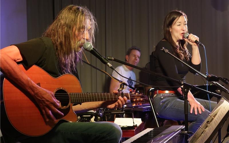 Heiner Kondschak (links), hier bei einem Paul-Simon-Liederabend in Jettingen, ist mit 69 Jahren gestorben. GB-Foto (Archiv): Bäuerle