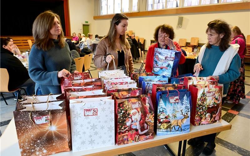 Helfen bei der Geschenkaktion: Sonja Krammer (Stadt Herrenberg), Madeleine Burtscher (Haus der Diakonie), Dr. Ulrike Altherr (katholische Pastoralreferentin) und Sonja Krizek (Jobcenter).GB-Foto: Holom