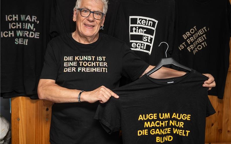 Helmut Loschko trägt bevorzugt T-Shirts, die er selbst gestaltet und hierfür mit Aphorismen versieht.GB-Fotos: Schmidt