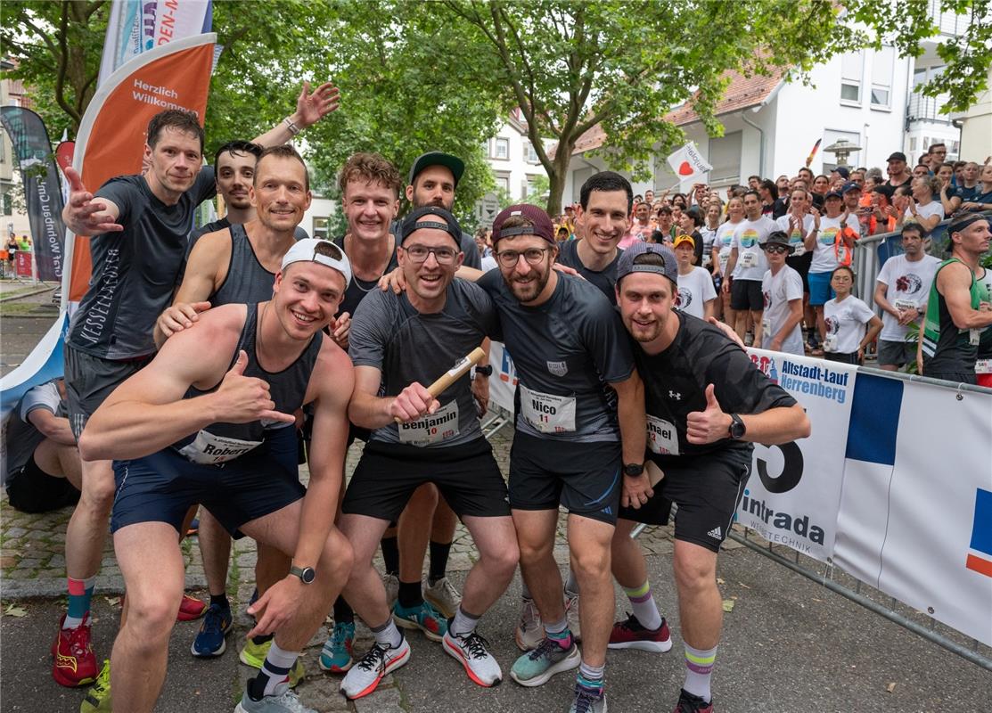 Herrenberg, Innenstadt, Altstadtlauf,  Siegereinlauf der Kesselflicker,  GB-Foto...