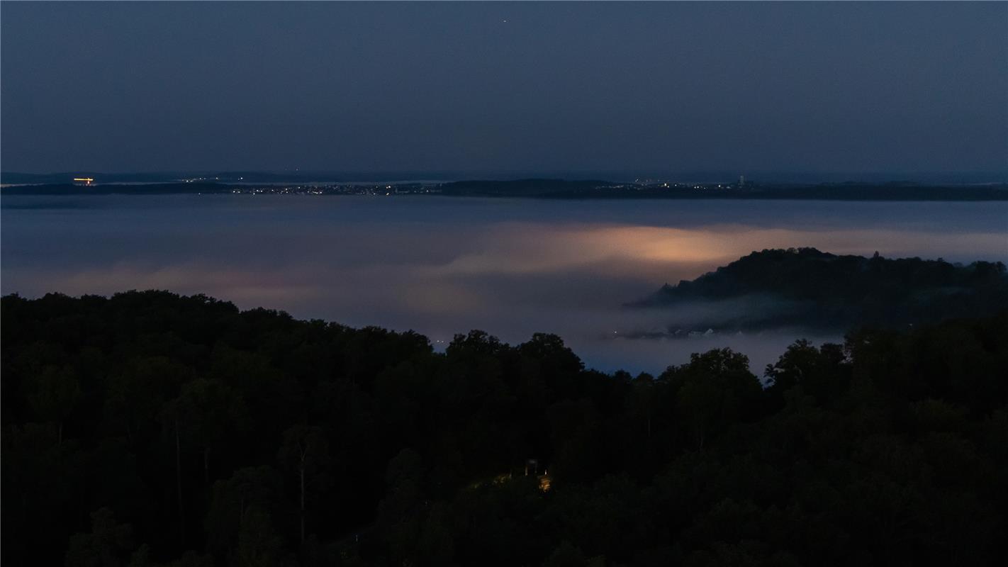 Herrenberg leuchtet durch den Morgennebel. Fotografiert vom Schönbuchturm.  Von ...