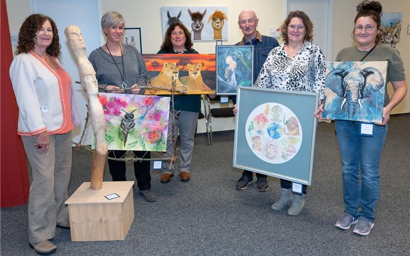 Im Bondorfer Rathaus wird die Ausstellung „Die Erde und ihre Bewohner“ eröffnet. Von links die Künstler Angelika Ettlich, Frauke Grammer, Elke Rinderknecht, Harry Fischer,Claudia Derichs und Angelika Gebhardt. GB-Foto: Vecsey