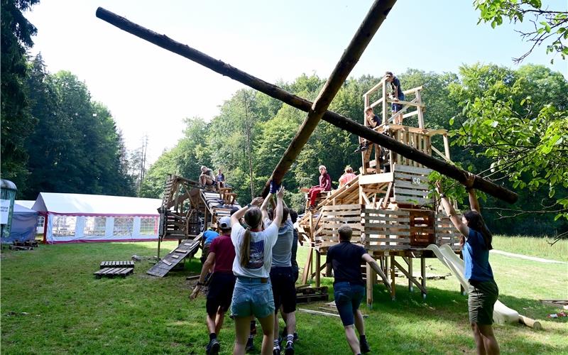 Im Jugend-Camp auf der CVJM-Wiese wird eifrig gewerkelt.GB-Foto: Holom