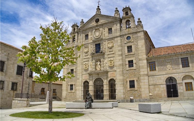 In Ávila ziert eine Statue von Teresa den Vorplatz des dortigen Klosters. GB-Foto: Jose – stock.adobe.com