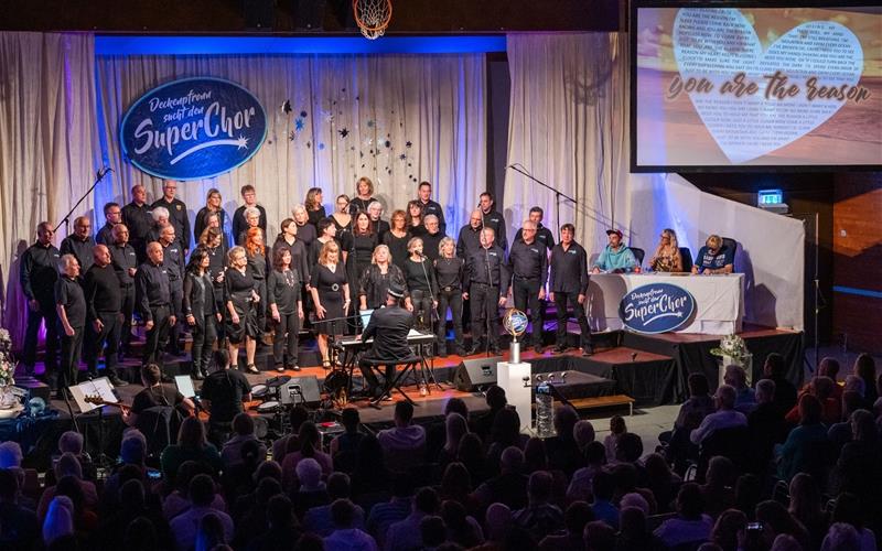 In Deckenpfronns Gemeindehalle wurde beim Jubiläumskonzert des Liederkranzes der Superchor gesucht. GB-Foto: Vecsey