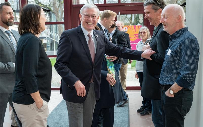 In der Alten Turnhalle Herrenberg: Katja Klaus (Vorsitzende Verein Faire Welt/Weltladen) begrüßt im Sommer 2024 Prof. Dr. Horst Köhler (Bundespräsident a.D.) zum Jubiläum. GB-Foto (Archiv): Vecsey