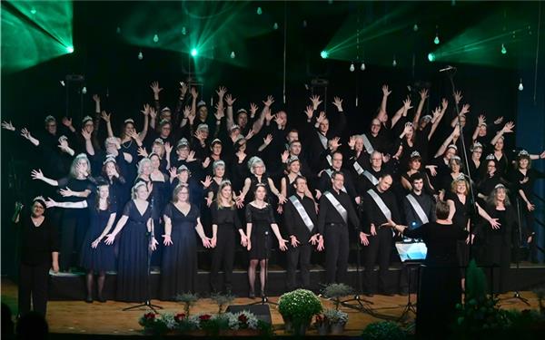 In der Herrenberger Stadthalle gibt der Pop- und Gospelchor „Voices ltd.“ ein fulminantes Jubiläumskonzert.GB-Foto: Holom