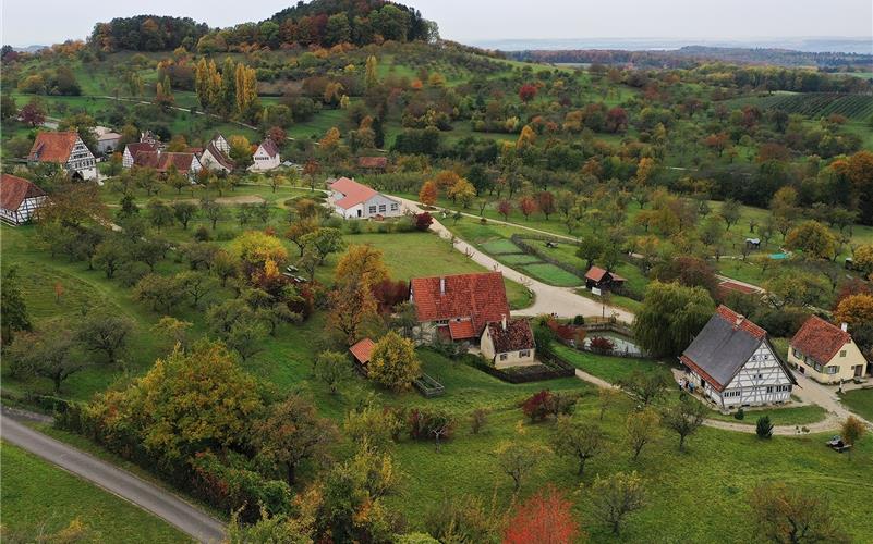 Inmitten des schwäbischen Streuobstparadieses am Albtrauf zwischen Burg Hohenneuffen und Burg Teck liegt das Freilichtmuseum Beuren. GB-Foto: Freilichtmuseum Beuren © Reiner Enkelmann