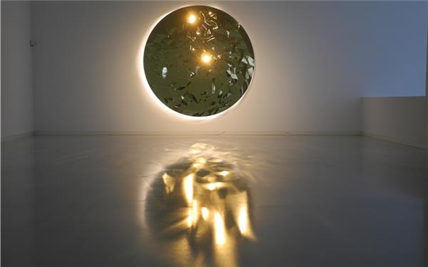 Jeppe Heins „Sun Mirror“ (2019), eine Arbeit von drei Meter Durchmesser aus hochglanzbeschichtetem Edelstahl und Lichtquellen an der Rückseite. GB-Foto: gb