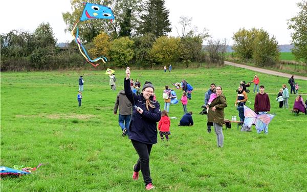 Jetzt ist gutes Flugwetter angesagt  (gesehen beim Drachenfest in Entringen)GB-Foto: Holom