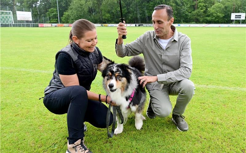 José Arce und Hundetrainerin Birgitta Schulz mit Hündin Fay auf dem Sportplatz in Deckenpfronn.GB-Foto: Holom