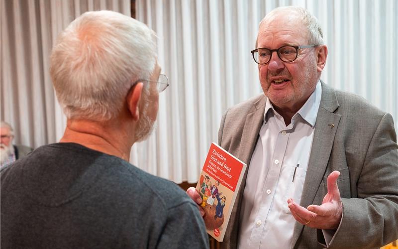 Jürgen Kaiser schrieb das Buch „Zwischen Glut und Brot“, das vom Backhaus handelt. Im Martinshaus Oberjettingen referierte er frei die Geschichte dreier bedeutsamer Frauen. GB-Foto: Schmidt