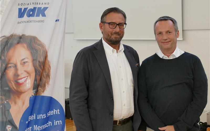 Jürgen Lutz (rechts) wurde von Rainer Stefanek für 40 Jahre Mitgliedschaft im VdK Mötzingen geehrt. GB-Foto: Stadler