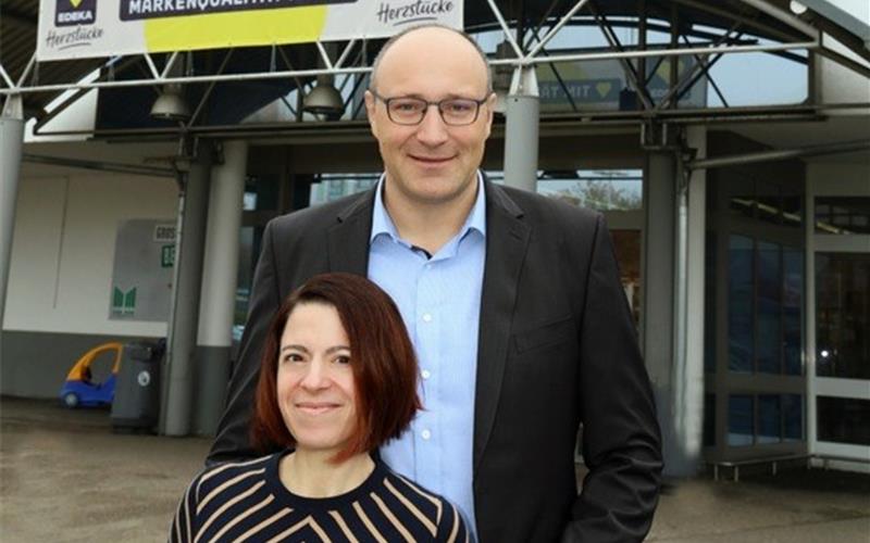 Jutta Weinle-Günter und Benjamin Günter vor dem Marktkauf in Horb. GB-Foto: gb