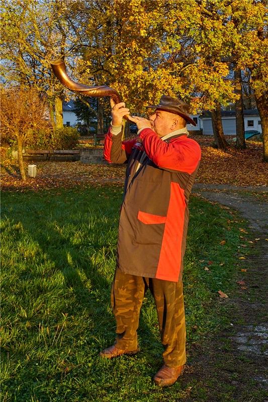 Kachelofen Traugott Binder beim Spielen seines Cow Horn in der Morgensonne.  Von...