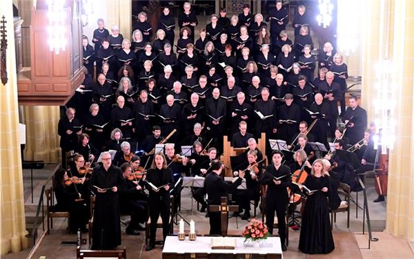 Kantorei und Collegium musicum bildeten einen imposanten Klangkörper. GB-Foto: Holom