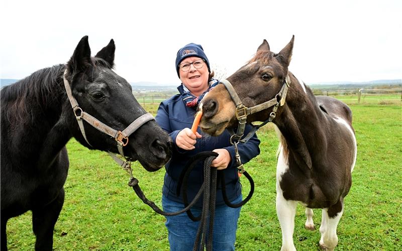 Kerstin Babel ist Projektleiterin bei „Möhrchengeber“: Die ehemaligen Notfälle Merlin (links) und Johnny verbringen ihren Lebensabend auf dem Hof Heckental in Nebringen. GB-Foto: Holom