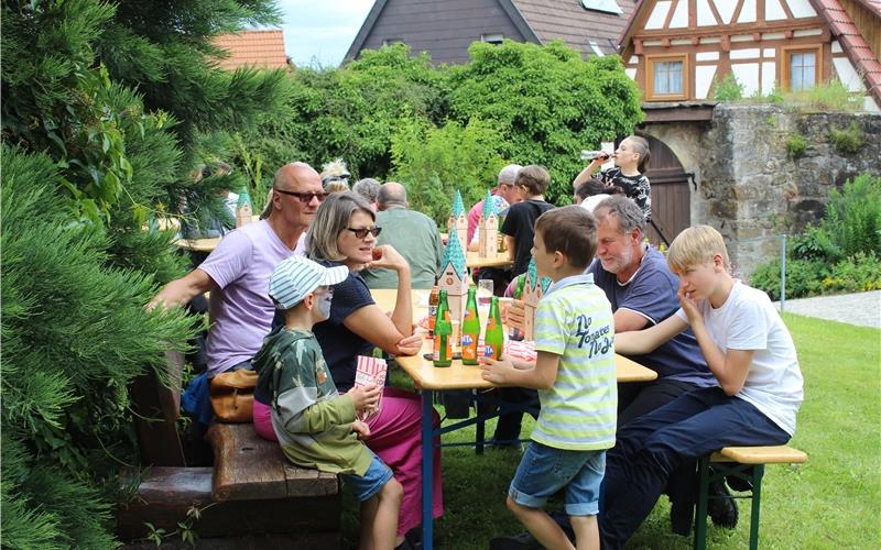 Kirchturmfest in Hildrizhausen: Die Einnahmen fließen in die Sanierung des Turms der Nikomedeskirche. GB-Foto: Baum