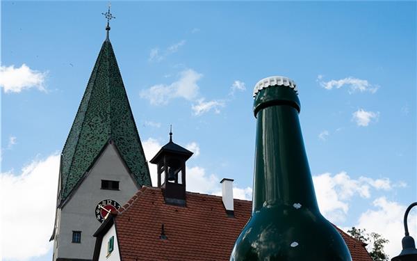 Konkurrenz für den Kirchturm (gesehen in Hildrizhausen) GB-Foto: Schmidt