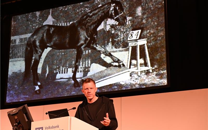 Linus Neumann belegt in der Stadthalle mit dem Beispiel vom „Klugen Hans“, einem Pferd, das angeblich rechnen und zählen konnte, wie mit falschen Angaben korrekte Vorhersagen möglich sind. GB-Foto: Reichert