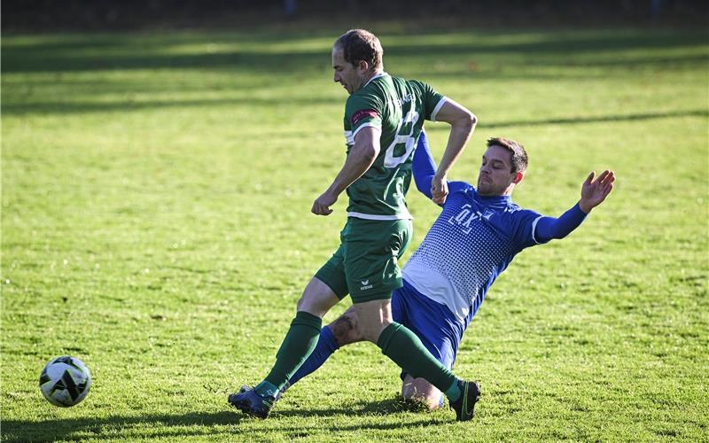 Lucas Maier (rechts) versucht, Eningens Spielertrainer Lukas Koschmieder vom Ball zu trennen. GB-Foto: Markus Ulmer