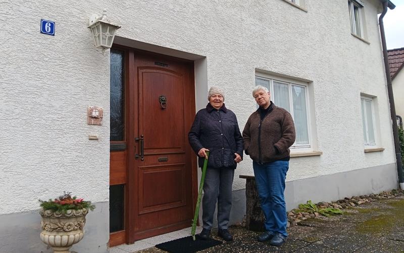 Magdalena Härther (links) und Barbara von Schmettow vor Härthers Haus – es ist das älteste in Haslach. GB-Foto: gb