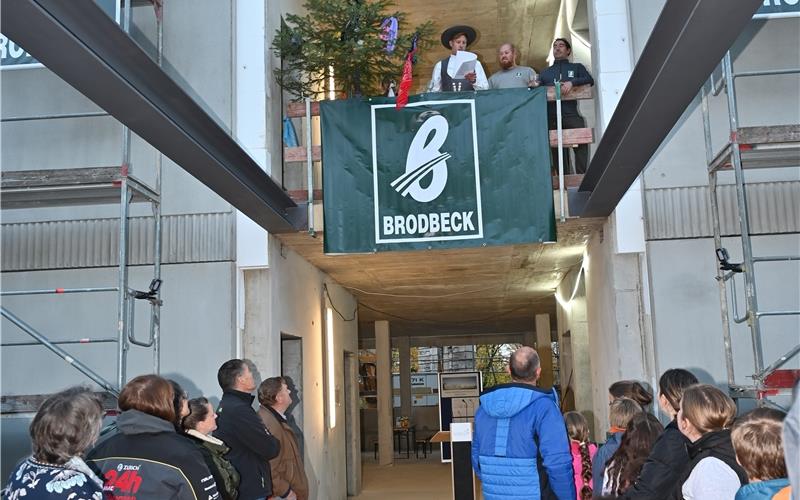 Marcel Munz (von links), Polier der Firma Brodbeck, beim Richtspruch im Obergeschoss des Neubaus, assistiert von seinen Mitarbeitern Karoly Stebrir und Rui Barbosa.GB-Foto: Reichert