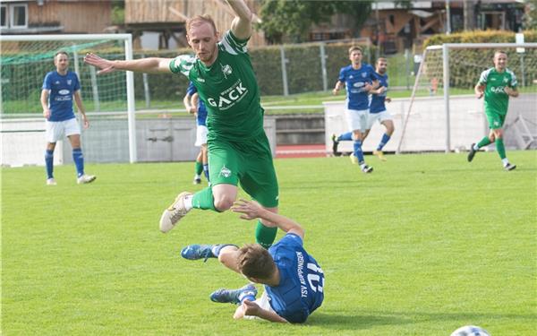 Marcel Sigloch (oben) nimmt in der kommenden Spielrunde die „nächsten Spielerhürden“ in der Landesliga. GB-Foto: Schmidt