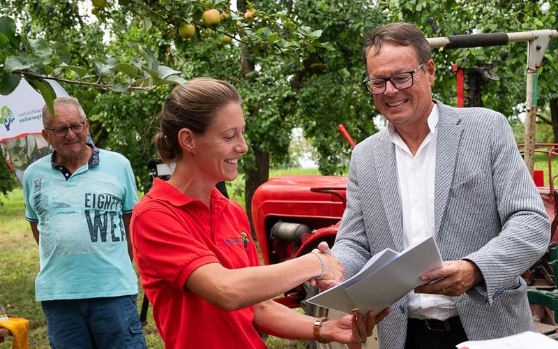 Maria Schropp bei der „Handelsplattform Streuobst“. Der Verkaufsstart ist eingeläutet mit dem Bewilligungsbescheid zur Personalkostenförderung von Regierungspräsident Klaus Tappeser (rechts) in den Ammerbucher Streuobstwiesen. GB-Foto: Schmidt