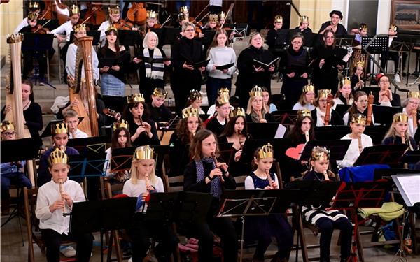 Mit Papierkronen als royalem Kopfschmuck spielte das Renaissance-Orchester der Musikschule in der Stiftskirche. GB-Foto: Holom