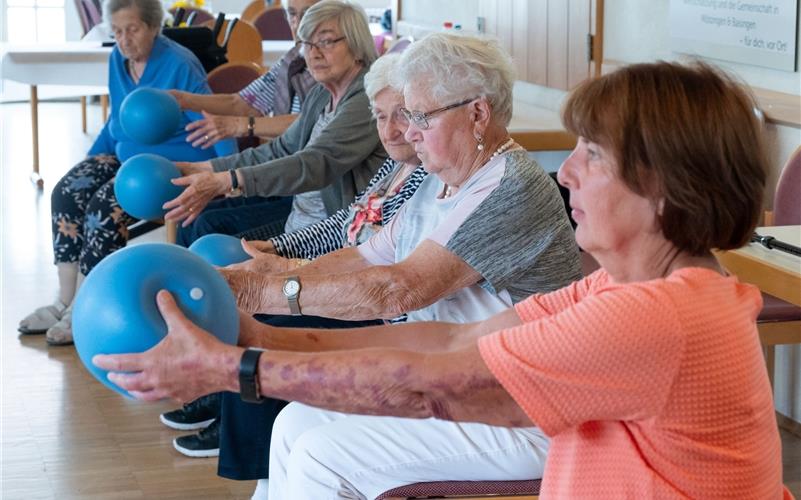 Mit der Morgengymnastik beginnt bei „Urlaub ohne Koffer“ der Ferientag im evangelischen Gemeindehaus in Mötzingen. GB-Foto:Vecsey