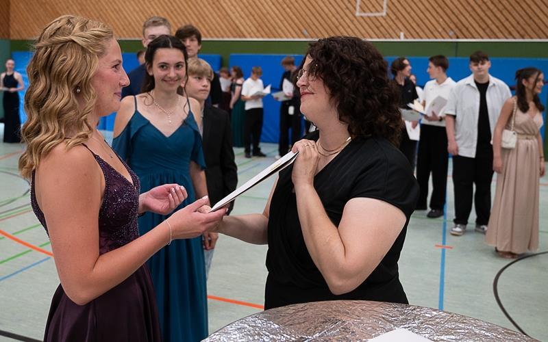 Mit ihrem Abschlusszeugnis wurden nun die Absolventen der Jerg-Ratgeb-Realschule feierlich verabschiedet. GB-Foto: Schmidt