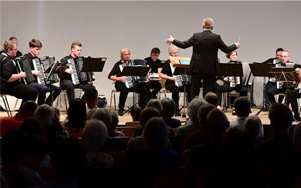 Nicht nur das Erste Orchester begeistert beim Konzert des Handharmonika-Clubs in Hildrizhausen, auch die Kleinsten greifen schon ordentlich in die Tasten. GB-Foto: Holom