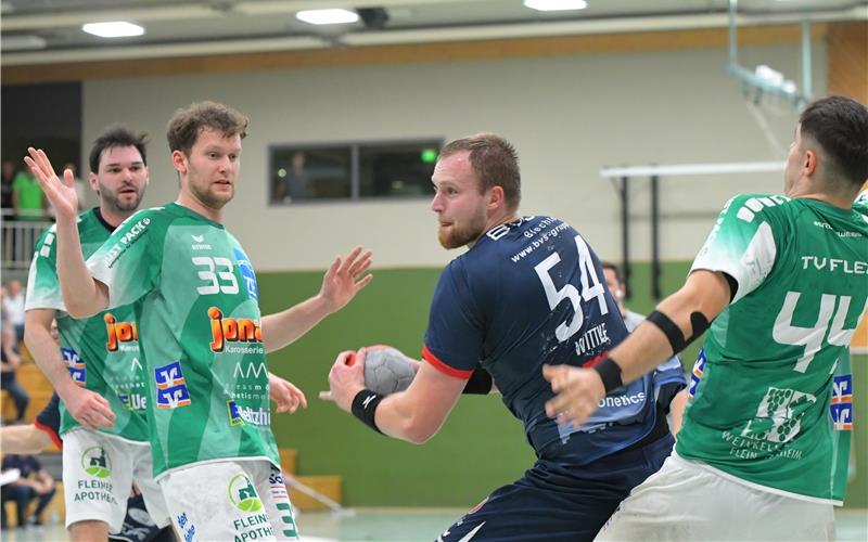 Nik Wittke (am Ball) hat in dieser Szene im jüngsten Heimspiel gegen den TV Flein freie Bahn am Kreis. GB-Foto: Gebhardt