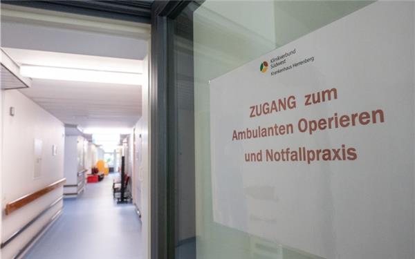 Noch führt im Krankenhaus ein Hinweisschild zur Notfallpraxis.GB-Foto: Vecsey