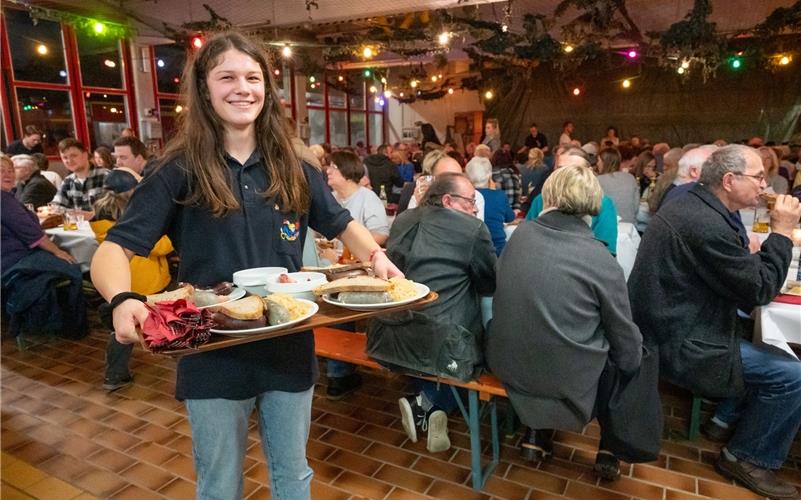 Pauline Kohler servierte den Gästen die Schlachtplatten, von denen am Ende nichts übrig blieb. GB-Foto: Vecsey