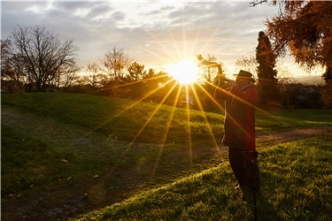 Im Erholungsheim-Park begrüßte Traugott Binder den anbrechenden Tag mit Tönen aus seinem Cow Horn. Zu Gottes Ruhm und Ehre. 
Von Anne Biedermann aus Herrenberg.