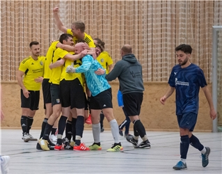 Nebringen, Hermann-Wolf-Halle, Hallenfußball, 45. Gäufeldener Hallenturnier, Finale, TV Nebringen I (dunkelblau) - SF Kayh I (gelb), Gewinner des Turniers SF Kayh, GB-Foto: Vecsey