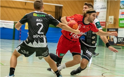 Lukas Baer (TSG Soeflingen #02) und Yannik Schopp (SG H2Ku Herrenberg #08), SG H2Ku Herrenberg - TSG Soeflingen, Handball, Oberliga BW, Saison 2020/2021, 17.10.2020, 

Foto: EIBNER/DROFITSCH