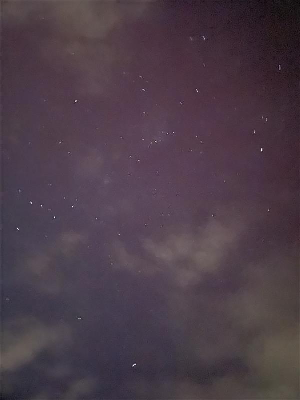 Polarlichter mit Sternenhimmel und Wolken. Nur fotografisch sichtbar zu diesem Z...