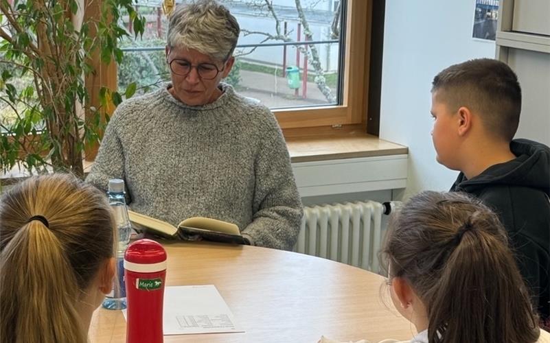 Promis, Eltern, Großeltern und zwei Schüler lesen vor