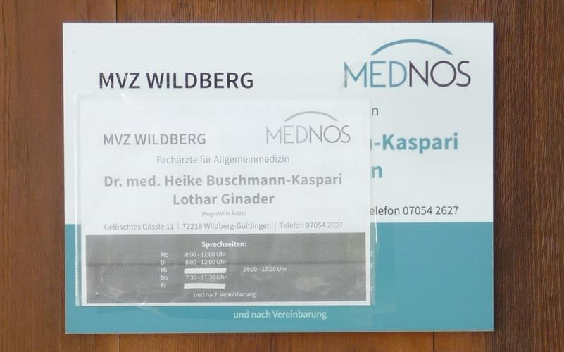 Provisorisches Praxisschild an der Haustüre des Medizinischen Versorgungszentrums in Gültlingen. GB-Foto: Reichert