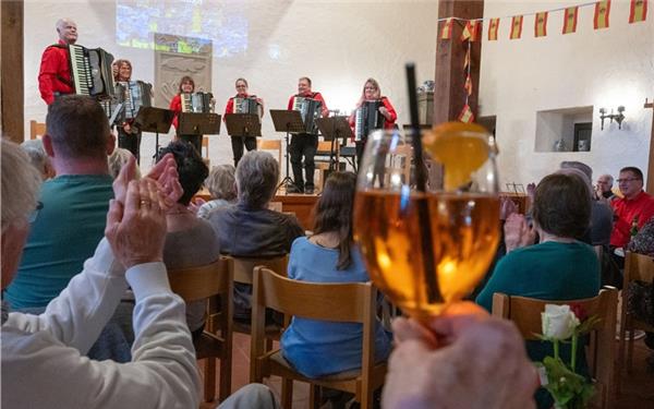 Reichlich Applaus verdiente sich der HHC Deckenpfronn bei seinem Frühjahrskonzert in der Zehntscheuer. GB-Foto: Vecsey